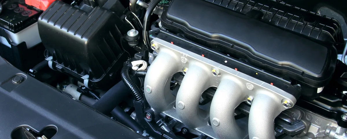 Vano motor de un coche durante una inspección mecánica
