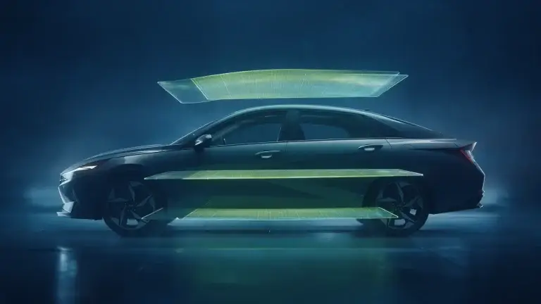 Coche en una bahía de inspección con capas de escaneo holográficas: peritaje judicial de vehículos